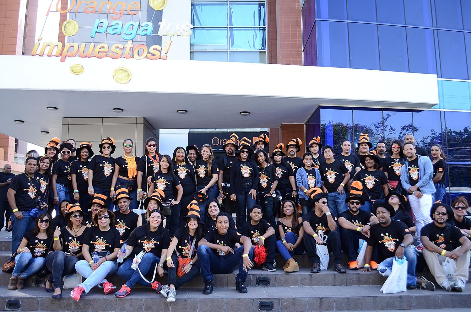 14-Los medios antes de sus salida al Carnaval con Orange