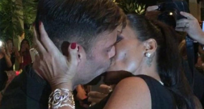 VÍDEO: Brasileña paga 90 mil dólares por besar a Ricky Martin