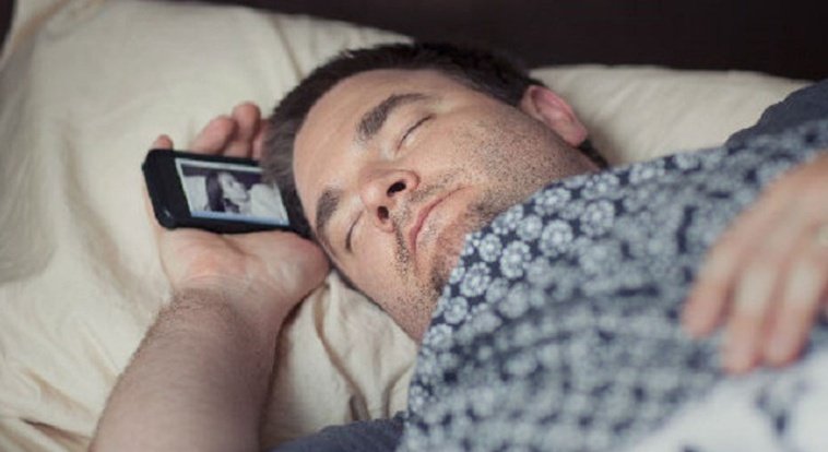Problemas que causa dormir con el celular bajo la almohada