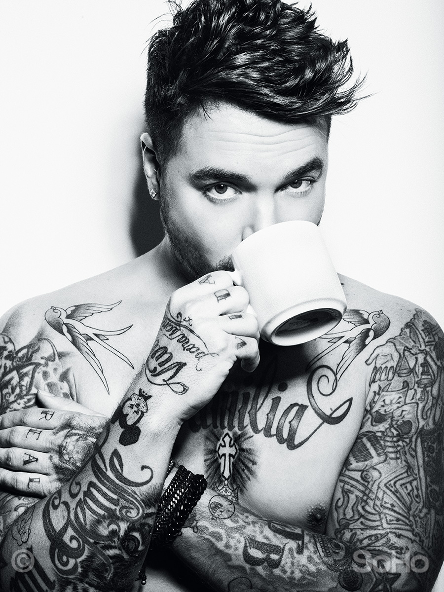 J Balvin se desnuda para una revista