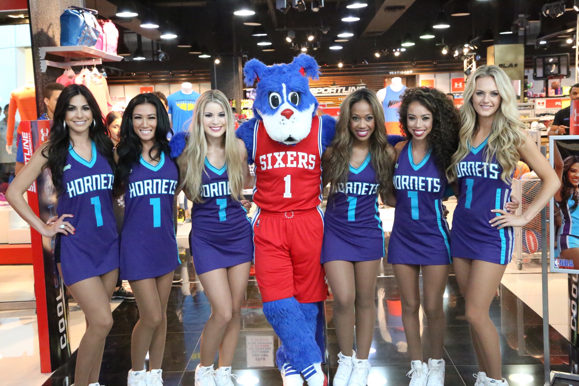 Sportline América recibió a las Honey Bees Dancers y la mascota del equipo Philadelphia 76ers