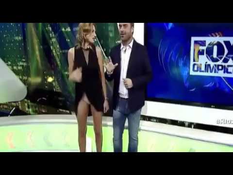 Conductora de TV sufre accidente al  subírsele vestido y no llevaba ropa interior