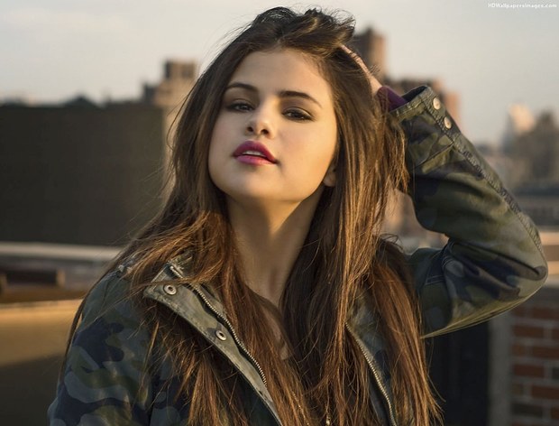 Vídeo: Selena Gomez besa apasionadamente a una mujer