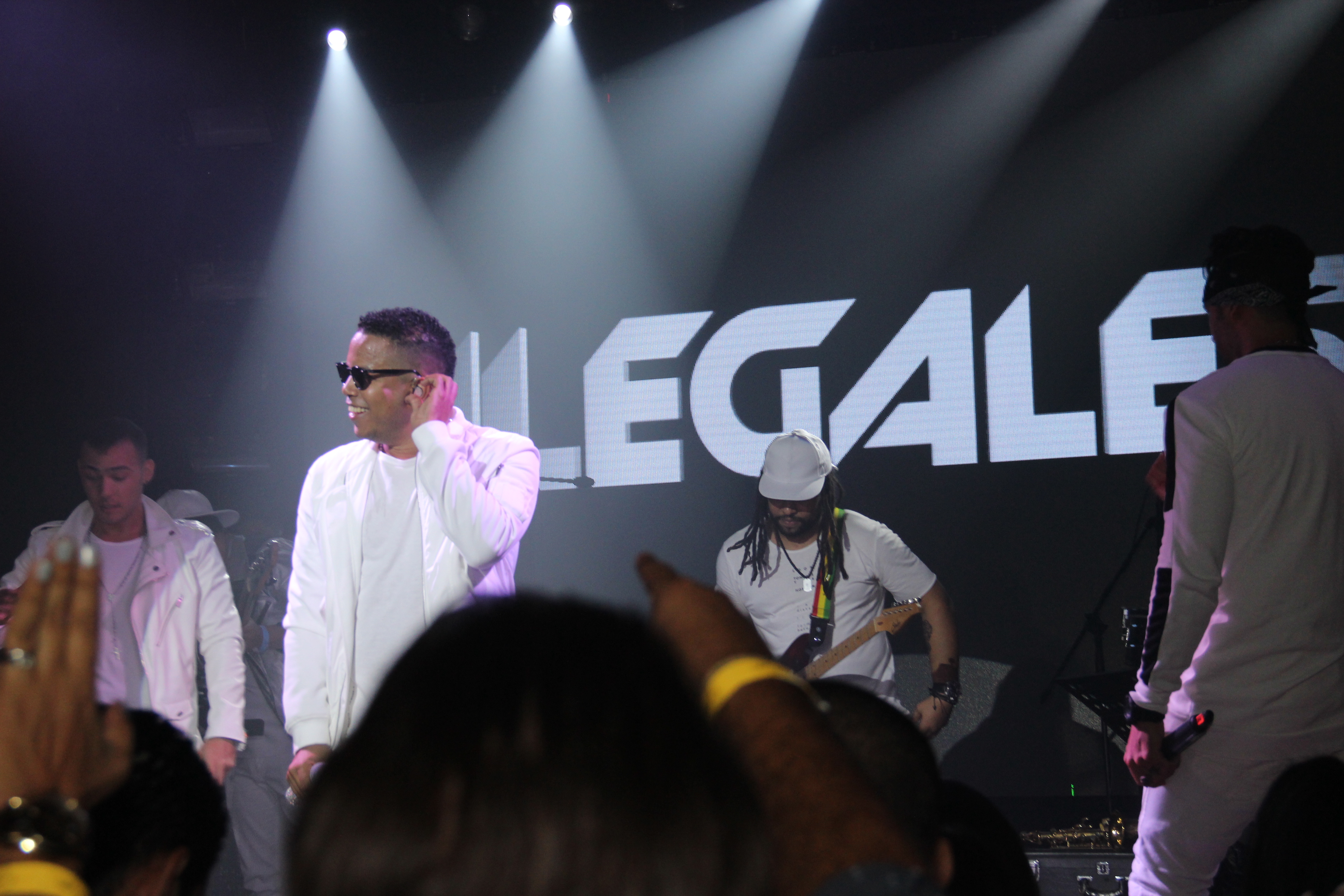 Ilegales, exitosos y vibrantes en su “Concert Party”