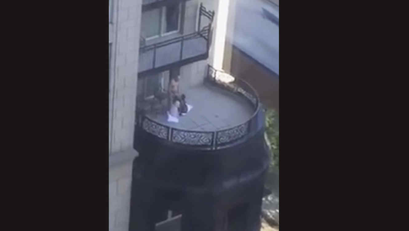 Un hombre recibe sexo oral de dos mujeres en un balcón a plena luz del día
