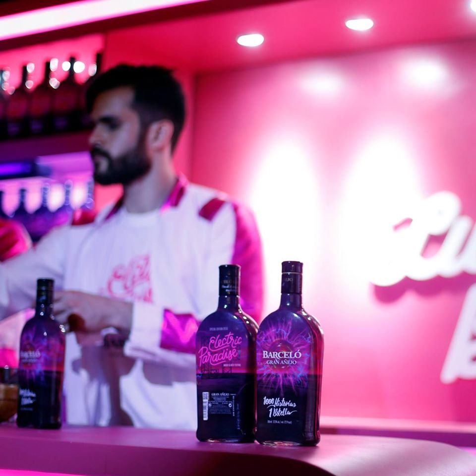 Barceló Gran Añejo lanza botella especial inspirada en Electric Paradise 2016