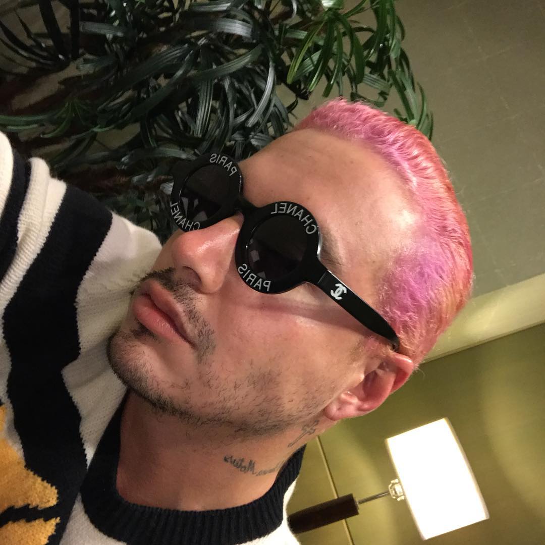 J Balvin respondió a los comentarios sobre su cabello rosado