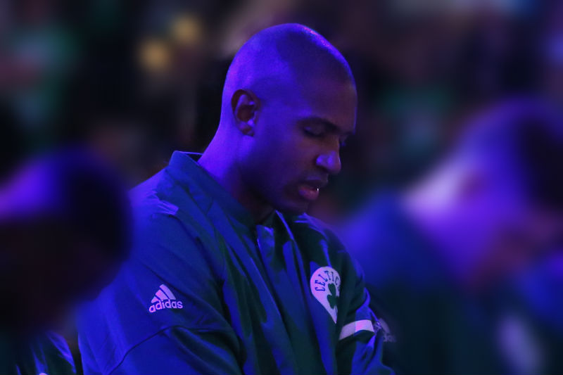 El dominicano Al Horford pone a LeBron James en su sitio