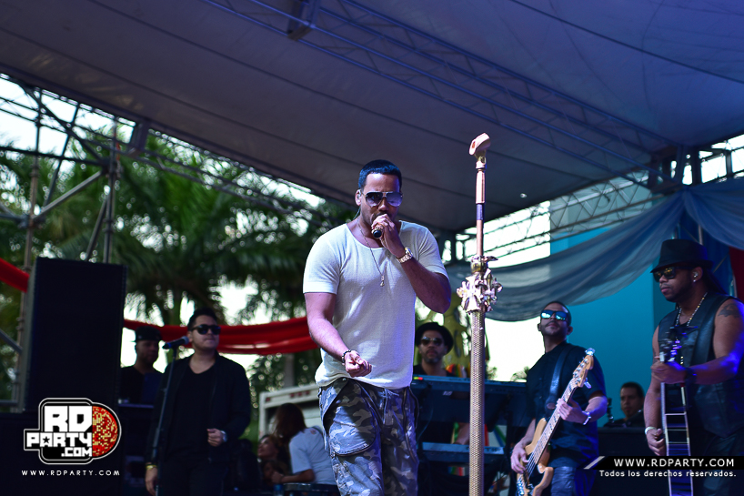 Romeo Santos también sorprende a asistentes del desfile militar