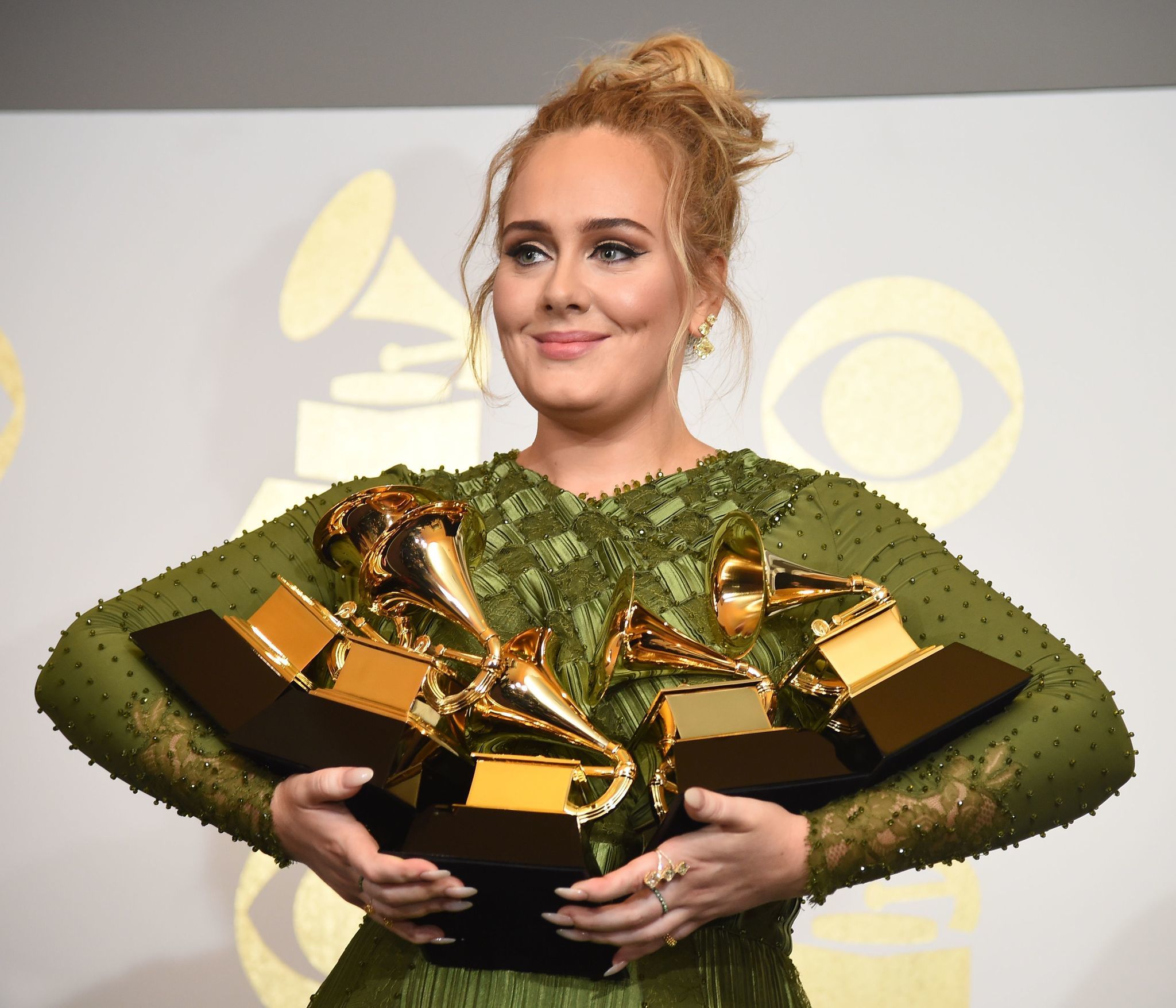 Adele arrasa con 5 premios Grammy, Bowie gana 4