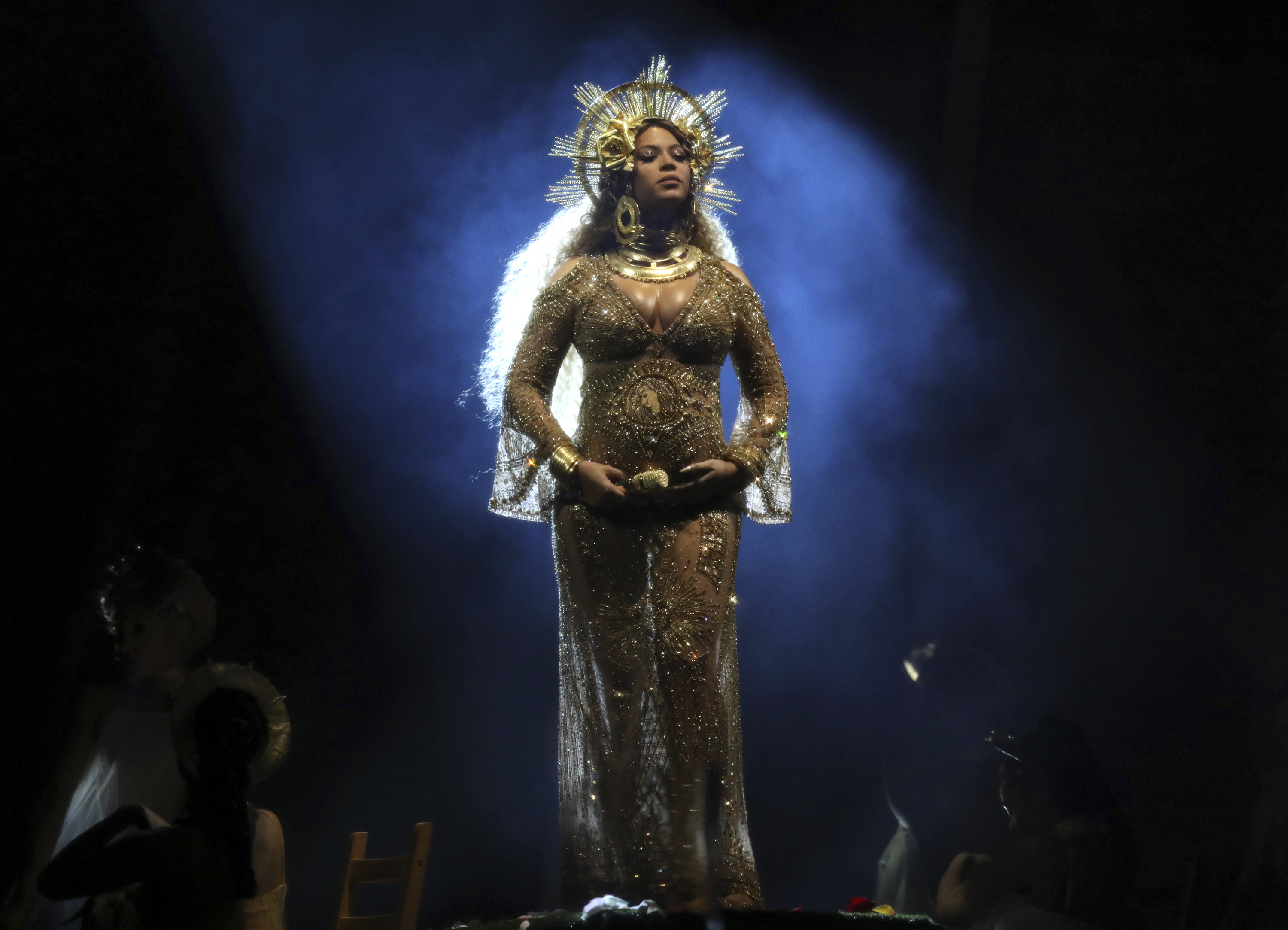 Beyoncé impacta al cantar embarazada en los Grammys