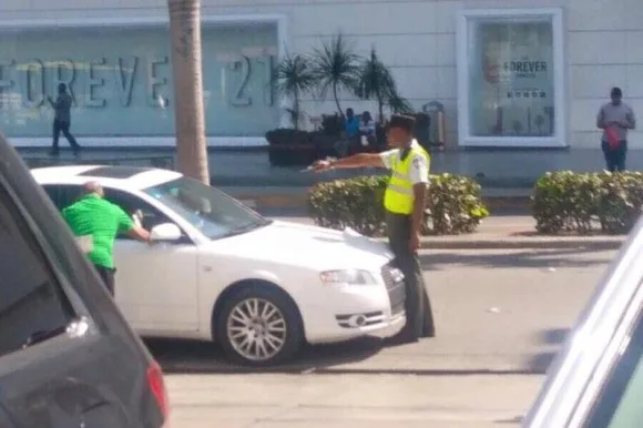 Video en el que Amet apunta con un arma a un conductor en la Lincoln