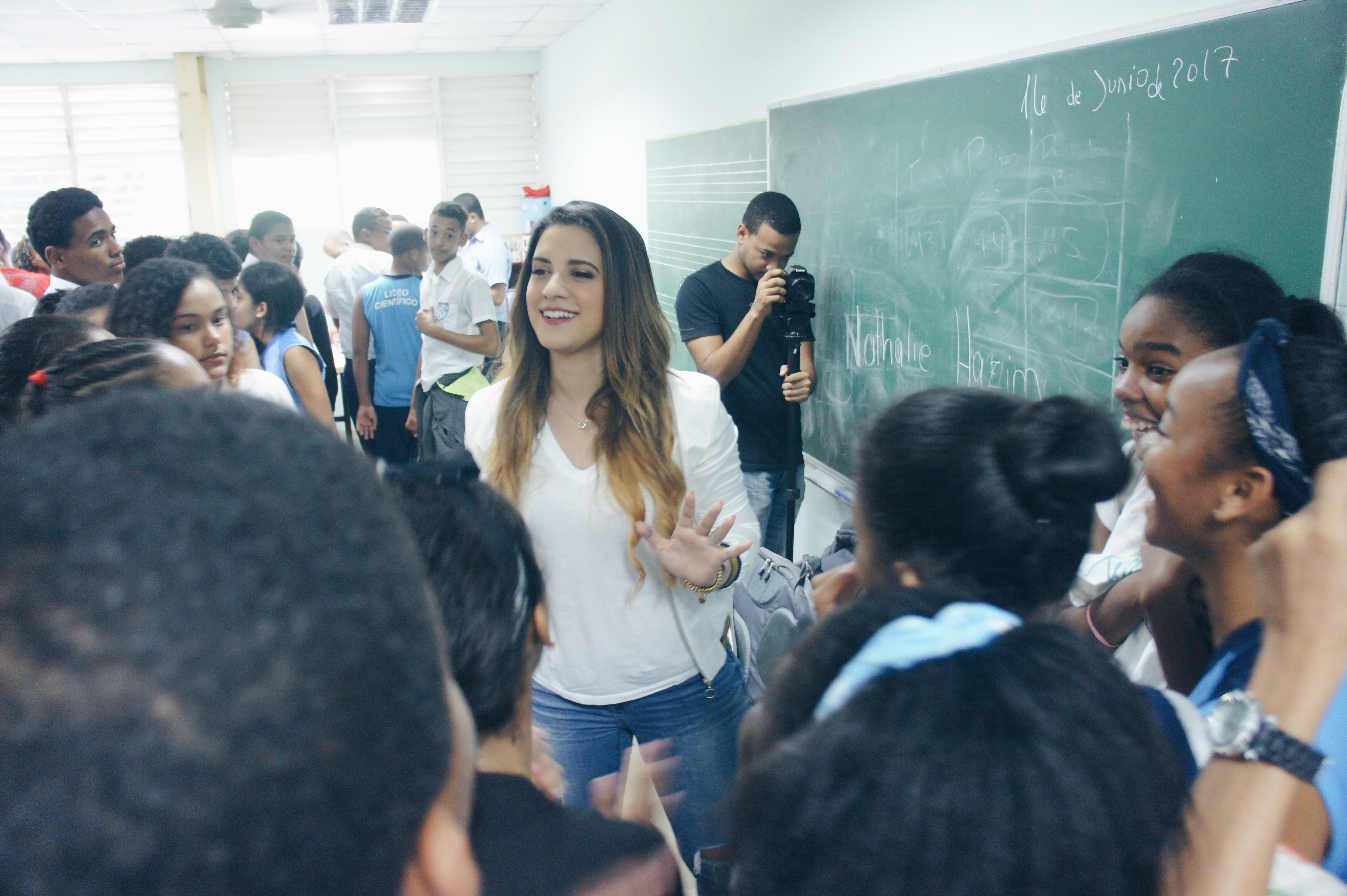 Nathalie Hazim sorprende estudiantes de Villa Tapia