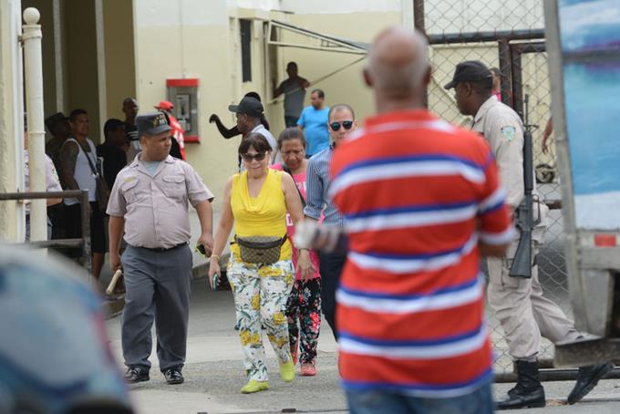 Familia de Angel Rendón supervisa acondicionamiento de celda