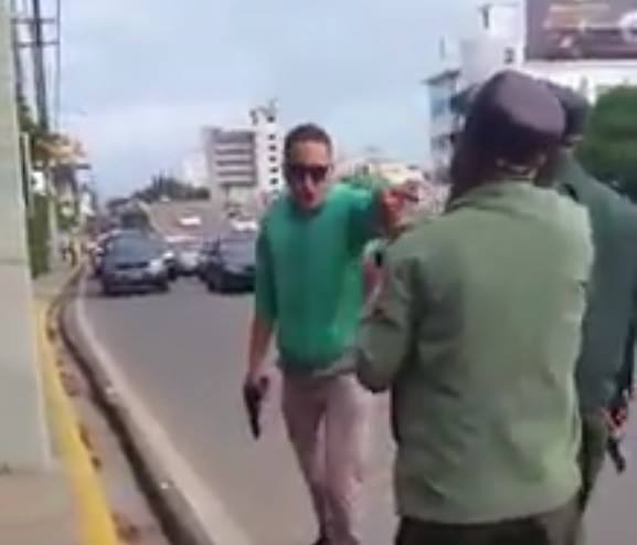 VIDEO: Motoconchista desafía a agentes de AMET mientras sostiene una pistola