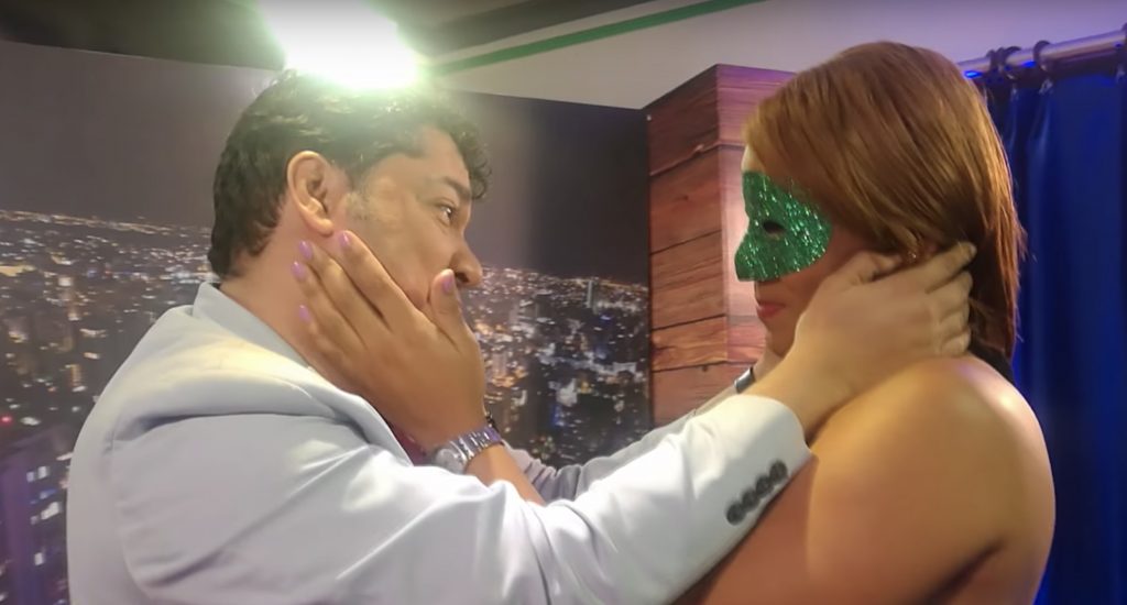 “El Pacha” besa con leguas a una modelo durante entrevista