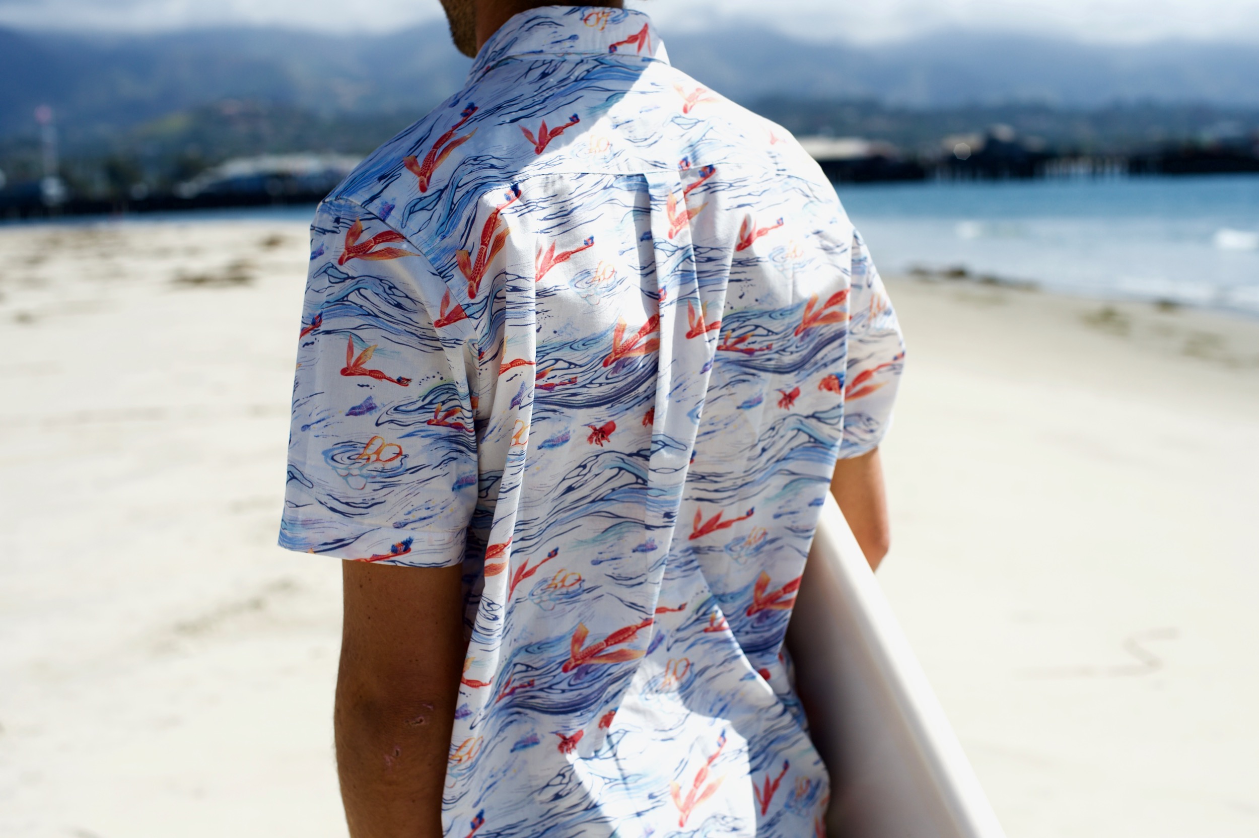Corona presenta camisa hecha a base de desechos plásticos para generar conciencia sobre la contaminación marina.
