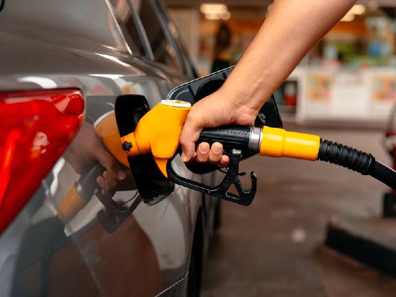 Estación de gasolina con nuevos precios de combustibles en República Dominicana