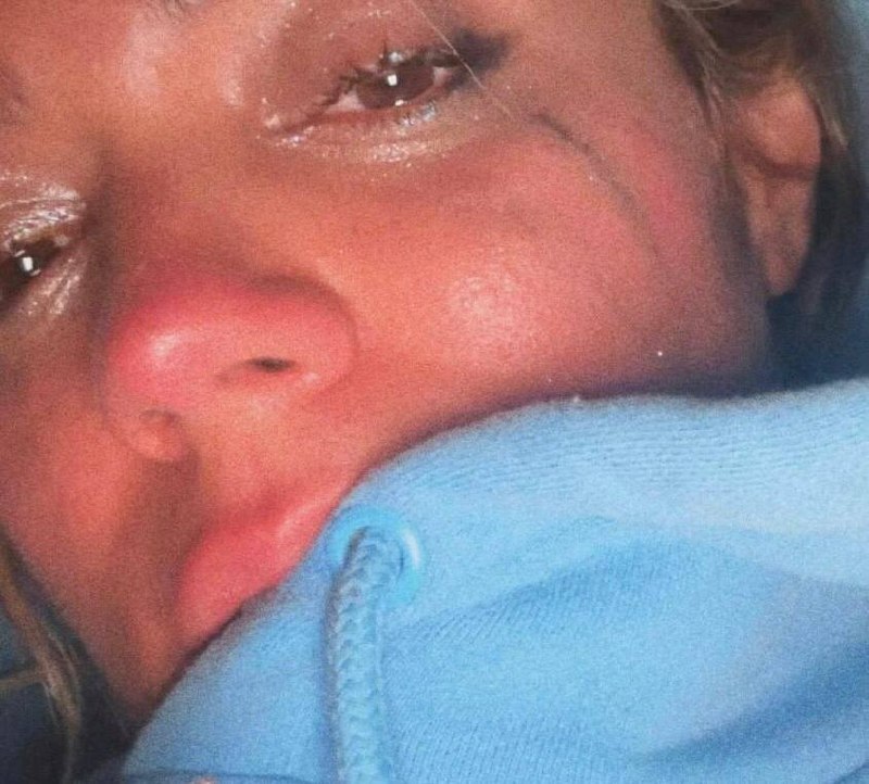 Karol G llora en foto de Instagram al anunciar el Tropitour
