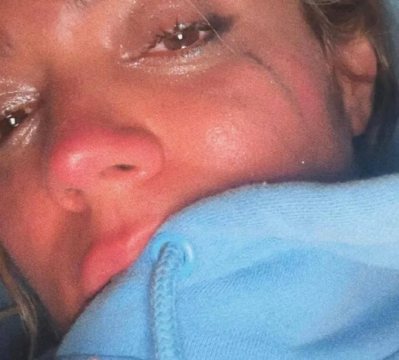 Karol G llora en foto de Instagram al anunciar el Tropitour