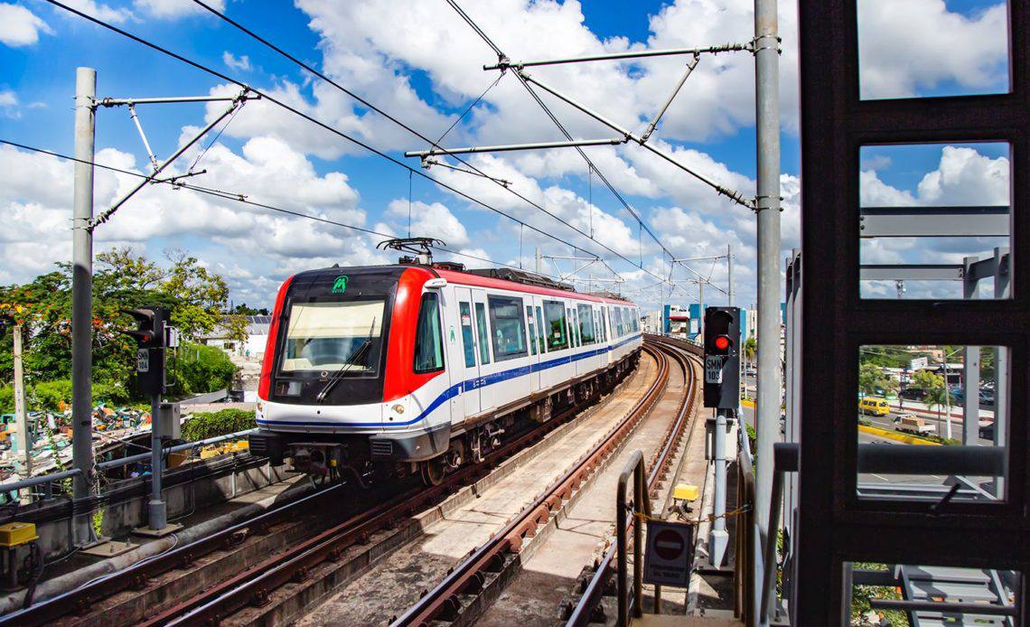 Usuario pagando el Pasaje Integrado en una estación del metro de Santo Domingo