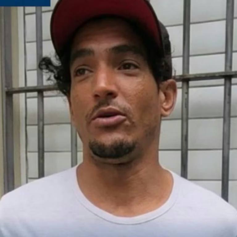 Hombre reparte RD$900,000 en la calle en Santiago