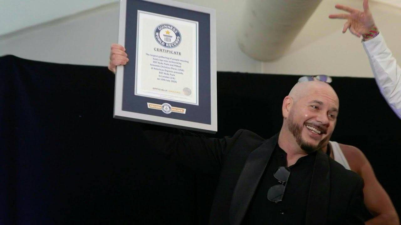 Fans de Pitbull con récord Guinness calvas postizas en concierto de Londres