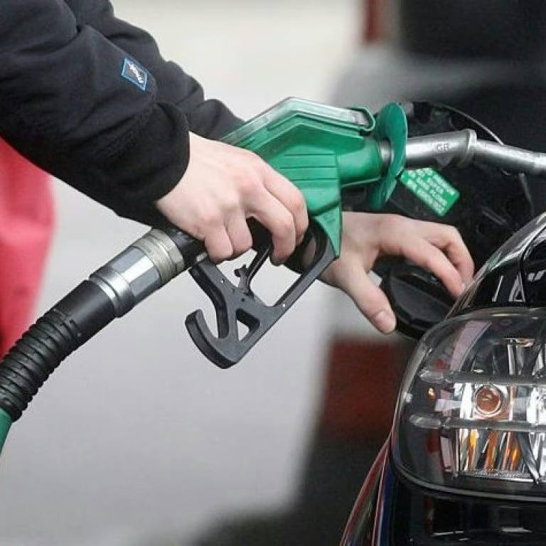 Surtidor de gasolina mostrando el desglose de impuestos gasolina RD