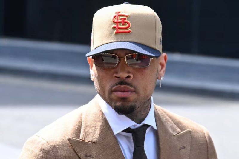 Chris Brown culpable saliendo del Tribunal de la Corona de Southwark en Londres