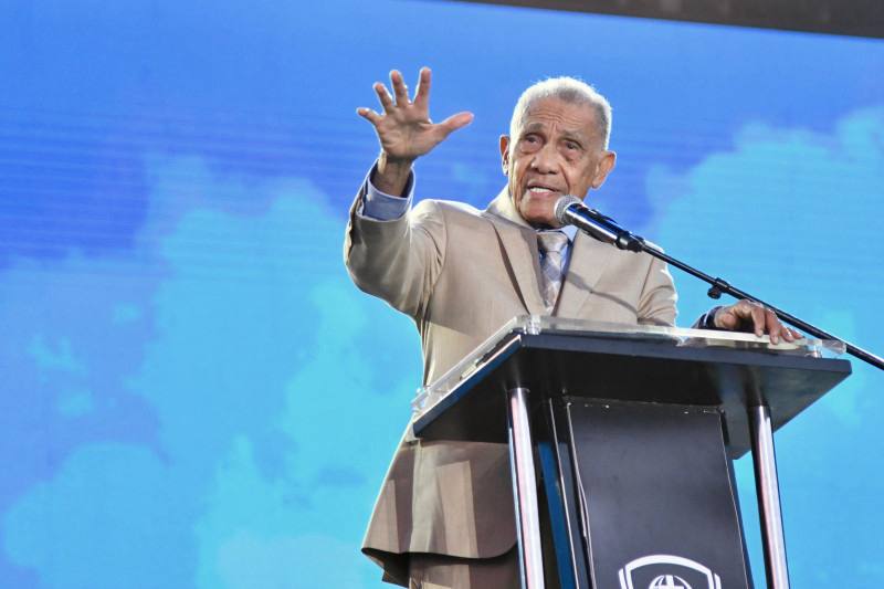 Pastor Ezequiel Molina agradece públicamente a Nuria Piera