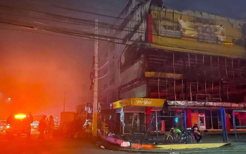 Incendio L&R Comercial consume sucursal en Las Américas