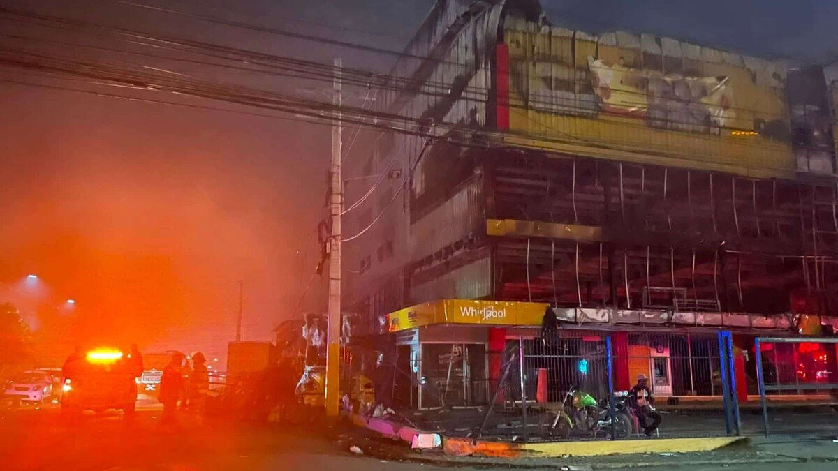 Incendio L&R Comercial consume sucursal en la autopista Las Américas