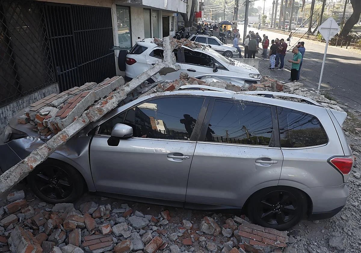 Edificio con daños tras terremoto en Colombia de magnitud 7,4