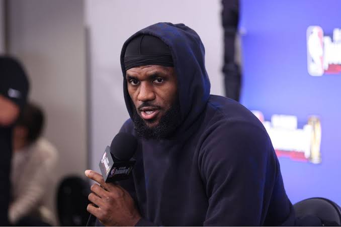 LeBron James en su debut con los Sixers ante los Knicks