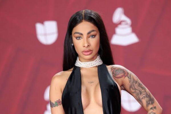 Yailin explota contra disquera por retraso musical