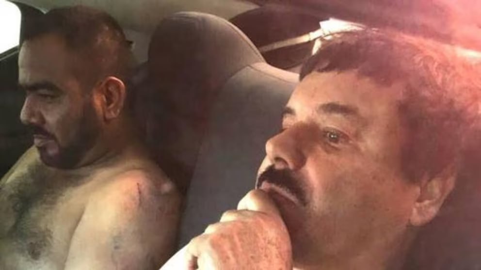 El Cholo Iván junto a El Chapo tras su captura en Los Mochis