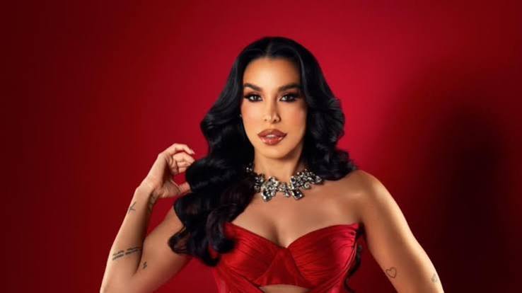 Jessica Pereira Miss International conduciendo la gala en Santo Domingo