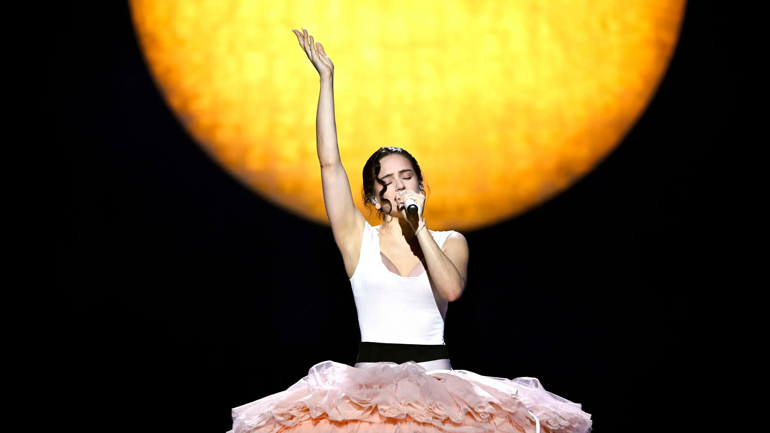 Rosalía menciona la inspiración de La Perla Paquita durante concierto de LUX en México