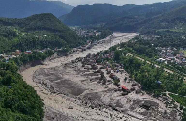 Avalancha en Nepal: colapso glaciar deja 350 muertos
