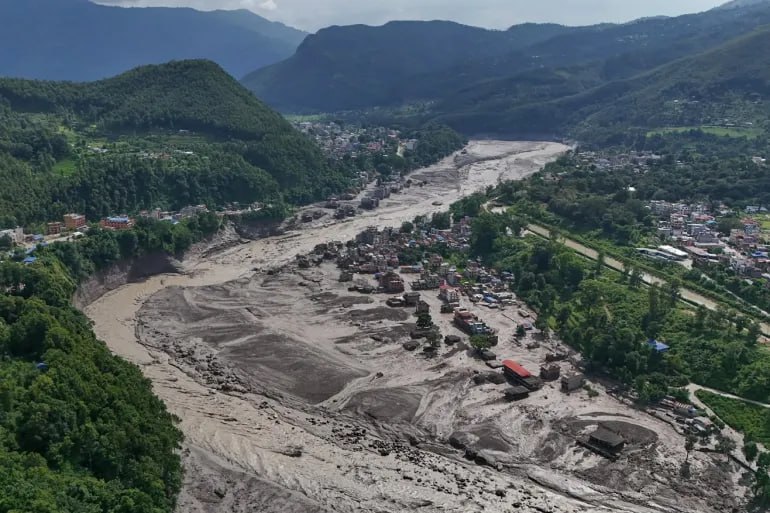 Rescatistas trabajan en la zona de la avalancha en Nepal cubierta de lodo
